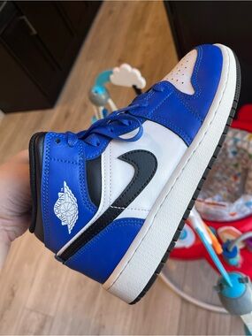 Jordan Low-Top Sneakers in White, Blue & Black